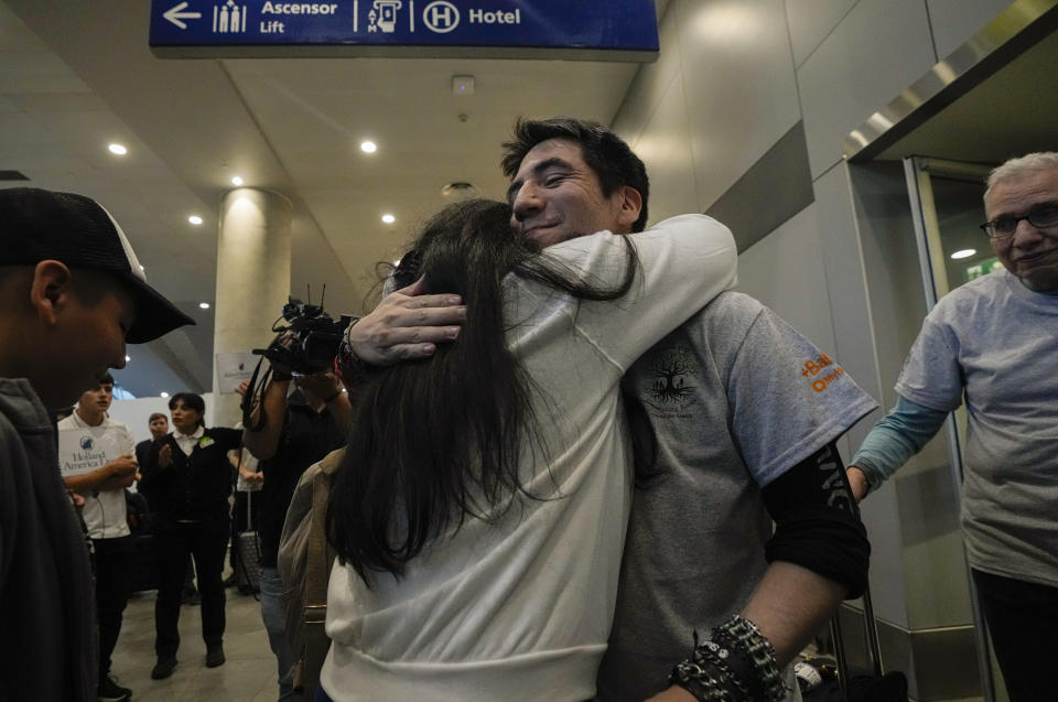 Ben Fruchter, que vive en Watervliet, Nueva York, abraza por primera vez a su hermana biológica, Margarita Figueroa, a su llegada al aeropuerto de Santiago, Chile, el domingo 18 de febrero de 2024. El viaje de Fruchter fue organizado por Connecting Roots, una organización que ayuda a reunir con sus familias biológicas chilenas a niños que fueron llevados en adopción durante la dictadura del general Augusto Pinochet. (Foto AP/Esteban Félix)