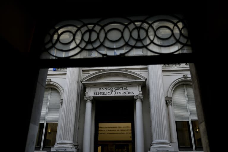 Vista de la entrada principal del Banco Central en Buenos Aires, Argentina