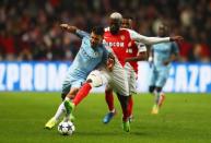 <p>Début de la seconde période et, déjà, les premiers duels sont davantage disputés que lors du premier acte, à l’image d’Agüero et Bakayoko. (Photo Getty)</p>