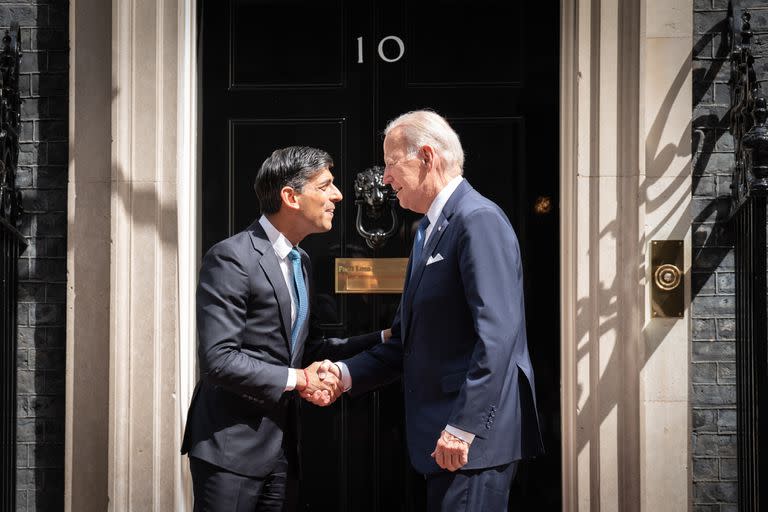 El primer ministro del Reino Unido, Rishi Sunak, recibe al presidente de los Estados Unidos, Joe Biden, frente al número 10 de Downing Street. Foto: Stefan Rousseau/PA Cable/dpa