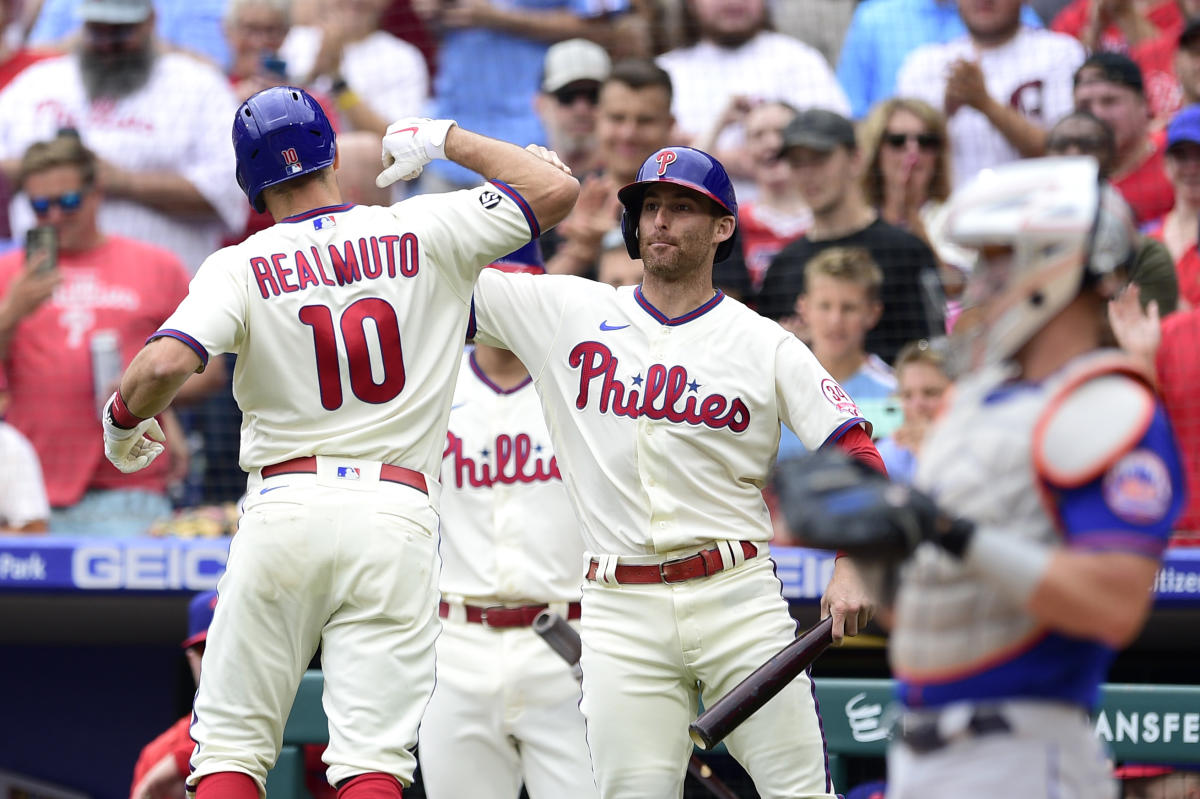 Phillies catcher Realmuto leaves after foul tip to mask