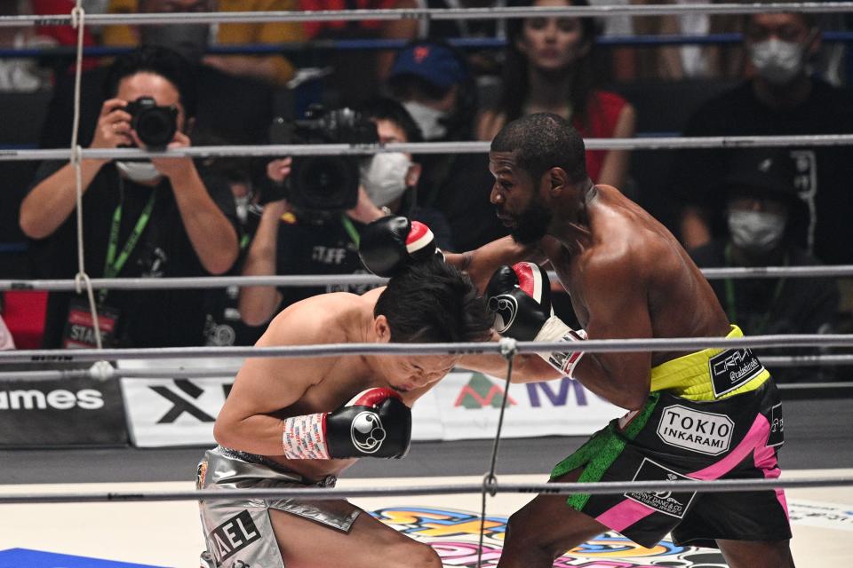 Asakura (left) had his moments in his brief bout with Mayweather (AFP via Getty Images)