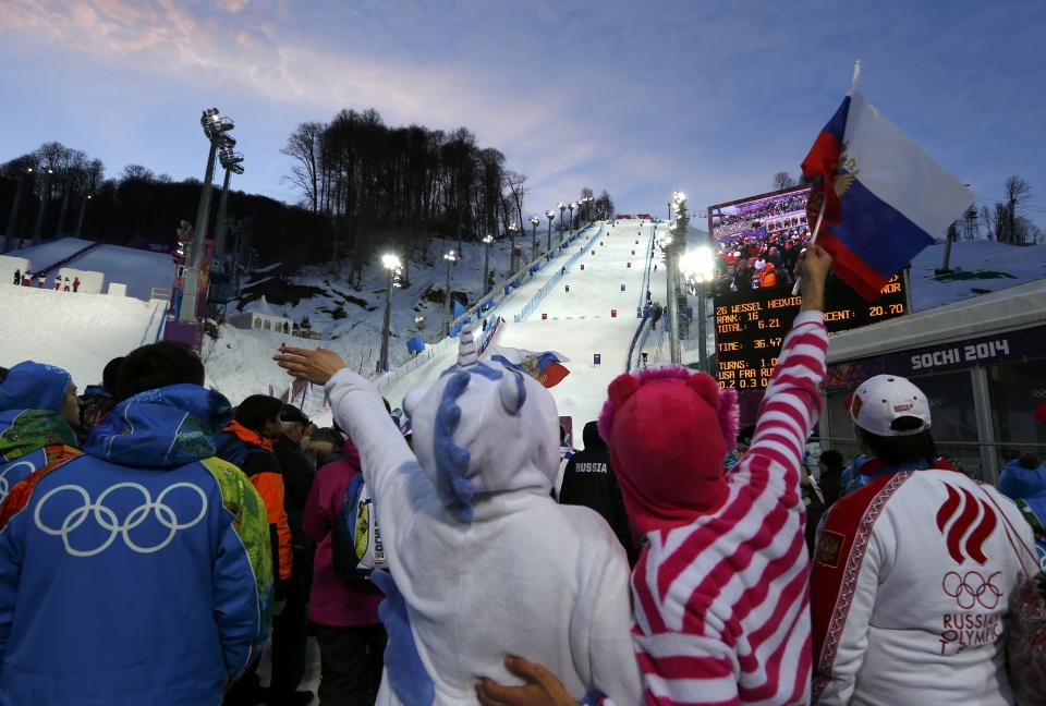 Fans cheer during the women's freestyle skiing moguls qualification round at the 2014 Sochi Winter Olympic Games in Rosa Khutor, February 8, 2014. REUTERS/Mike Blake (RUSSIA - Tags: SPORT SKIING OLYMPICS)