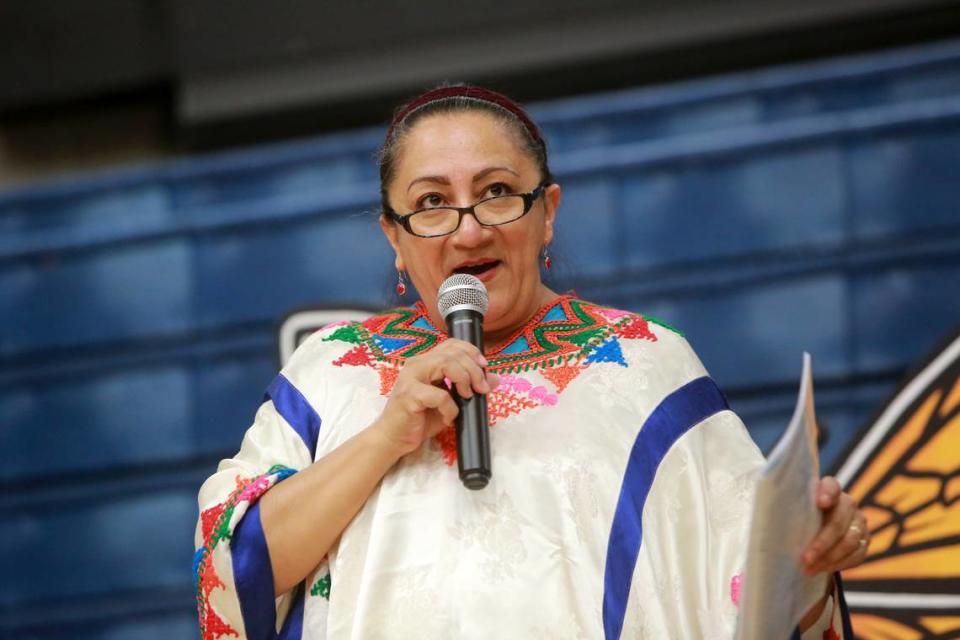 La directora del Festival Danzantes Unidos, María Luisa Colmenárez, saluda a bailarines e instructores de los talleres 2018 en Clovis East High School.