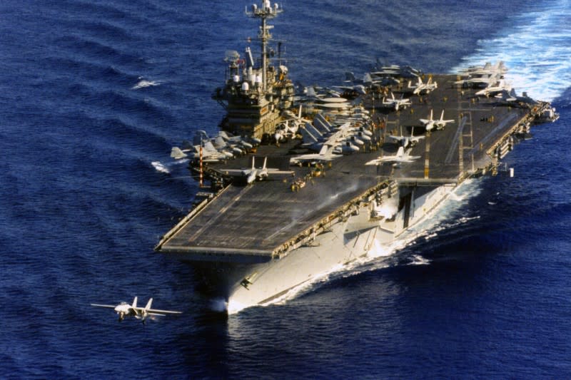 1996年台海飛彈危機時，部署在台灣東北方海域的美軍「獨立號」（USS Independence）航空母艦（維基百科，公有領域）