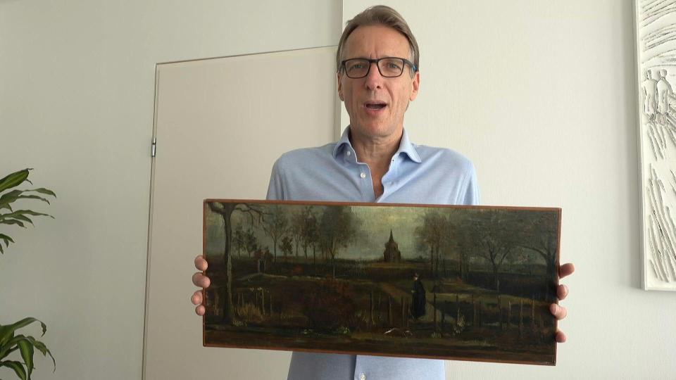 荷蘭偵探布蘭德，與神祕男子約在自家門口「面交」失竊畫作。（AFP）