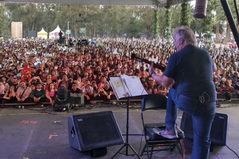 Pescetti en el festival Vive Latino 2022, en Ciudad de México