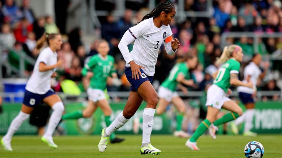 Wendi Renard lors d'un match contre la République d'Irlande à Dublin en juin dernier