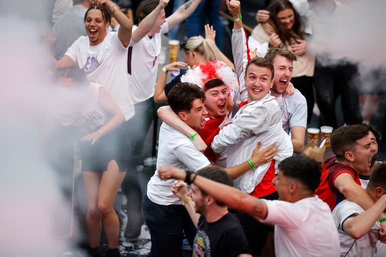 Los hinchas ingleses que viajaron a Roma festejan el triunfo; ahora tendrán la oportunidad de volver a Wembley para la semifinal, contra Dinamarca.