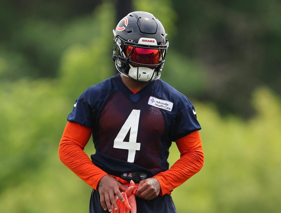 LAKE FOREST, ILLINOIS - JUNE 04: D'Andre Swift #4 of the Chicago Bears looks on during Chicago Bears Minicamp at Halas Hall on June 04, 2024 in Lake Forest, Illinois. (Photo by Michael Reaves/Getty Images)