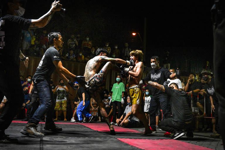 Un combate de boxeo Tailandés en los suburbios de Bangkok