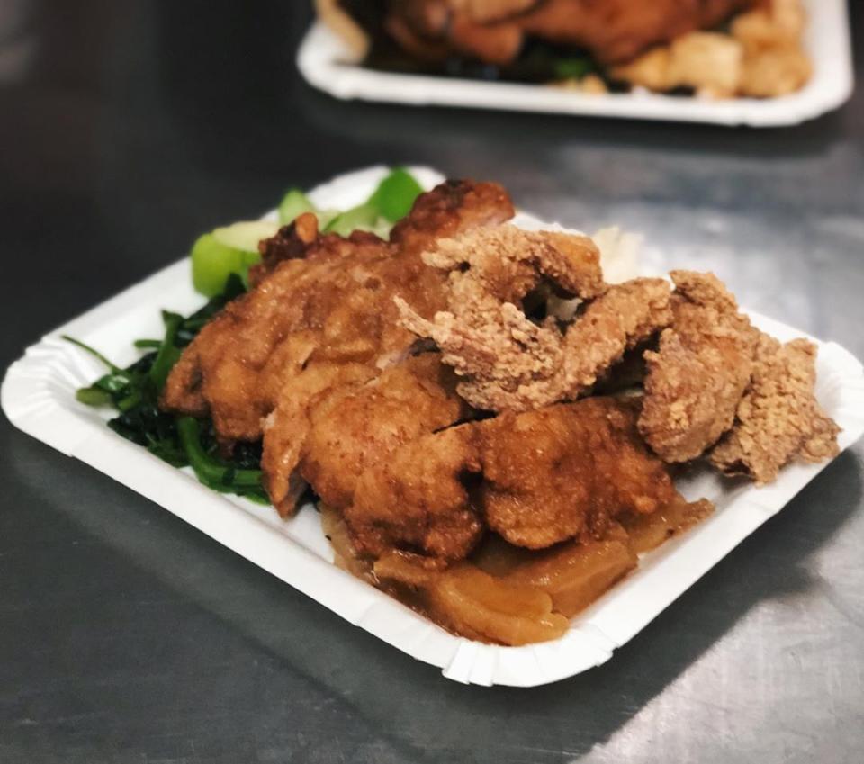 阿順排骨的便當分量、價格誠意十足，招牌飯的排骨與小雞酥脆好吃，很受好評。（圖片提供／yumi_mi_211）
