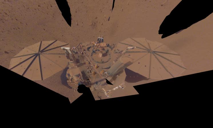 Poslední selfie InSight na Marsu