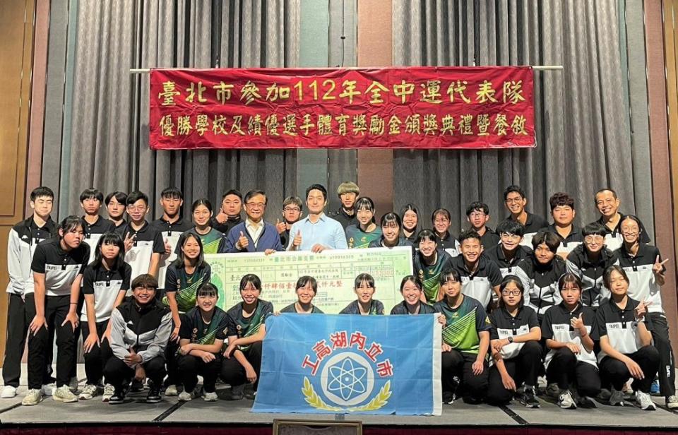 台北市長蔣萬安特別出席慶功宴，親自頒發逾一千四百萬體育獎勵金。(台北市體育局提供)