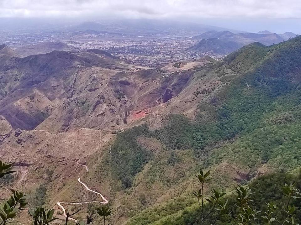 Vista general desde uno de los miradores del Parque de Anaga, al noreste de la isla de Tenerife, Reserva de la Biosfera.