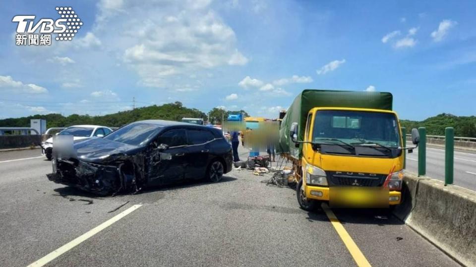 國道休旅車猛撞工程車，車子嚴重凹陷。（圖／TVBS）