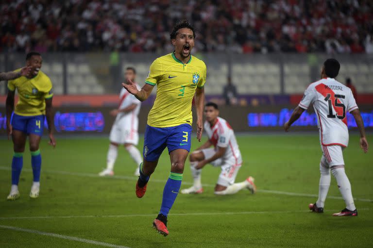 El festejo de Marquinhos, autor del gol con que Brasil sostuvo el invicto sobre Perú por eliminatorias, que ahora es de 14 partidos.