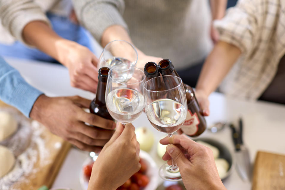 Freunde stoßen mit Alkohol an