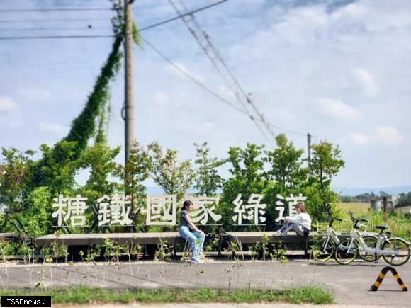 王縣長歡迎大家來體驗這條自行車道，可飽覽田園風光，路線坡度平緩不會太費力，非常適合親子同遊。（記者方一成攝）