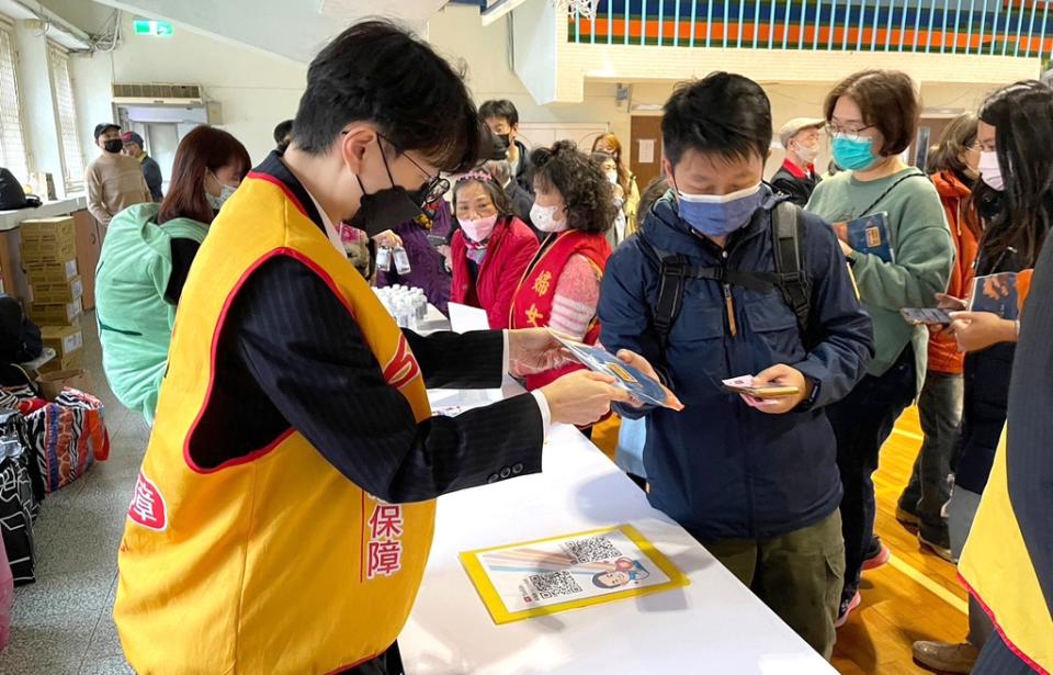 永慶房屋熱情響應活動，特別贈送300份實用的文具組及「LED發光跳繩」給大小朋友（永慶房產集團提供）