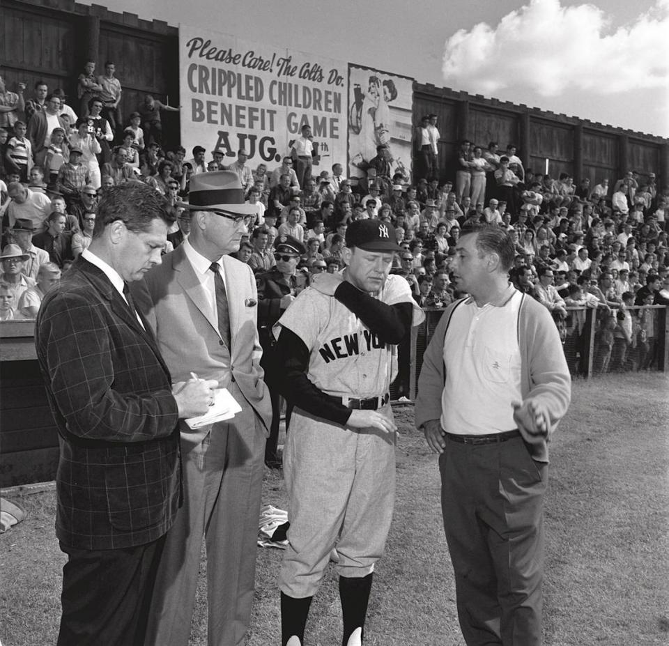 Debido a la lluvia en San Francisco, los Yankees y los Giants de la Serie Mundial de 1962 tuvieron que venir al campo Del Webb de Modesto para practicar. I-D Taylor Lewis (editor de deportes del Bee), Del Webb (dueño de los Yankees), Ralph Houk (gerente de los Yankees) y Jerry Pepelis (gerente general de los Modesto Reds).