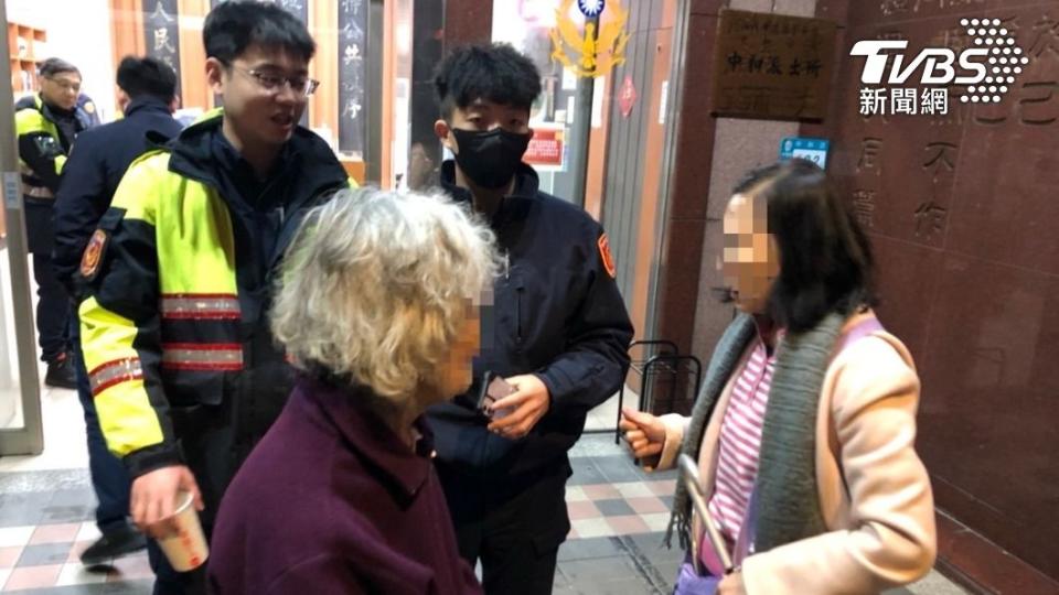 老嫗55歲女兒遍尋不著走失的96歲母親，接獲員警通知到場，見到母親激動哽咽。(圖/中和分局提供)