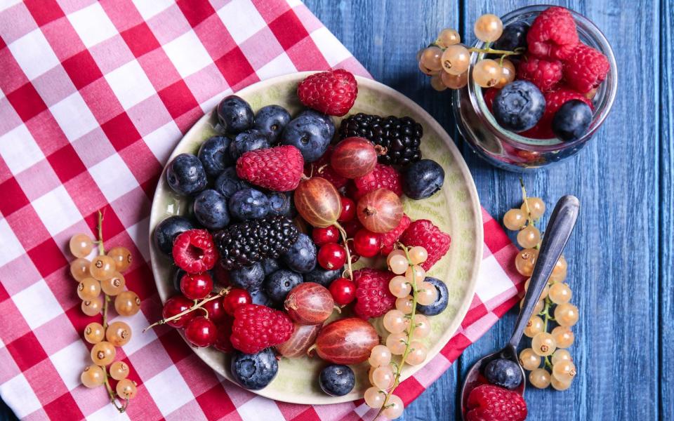 Beeren wie etwa Heidelbeeren oder Brombeeren halten den Körper jung. Die enthaltenen Antioxidantien können im Körper freie Radikale binden. Sie sind außerdem wahre Vitamin-C-Bomben, machen die Haut dadurch widerstandsfähiger. Es gilt die Regel: Je dunkler die Beere ist, desto wirksamer ist sie. (Bild: iStock / serezniy)