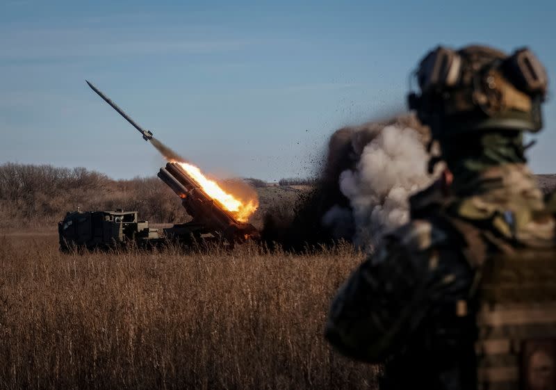 FOTO DE ARCHIVO. Militares ucranianos disparan con un sistema de cohetes de lanzamiento múltiple Bureviy en una posición en la región de Donetsk, mientras continúa el ataque de Rusia a Ucrania, Ucrania