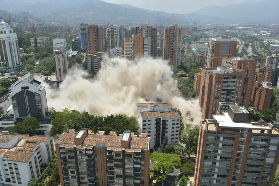 Nubes de polvo se levantan de la implosión de un edificio de apartamentos que el exjefe del Cartel de Medellín Pablo Escobar una vez llamó su hogar en Medellín, Colombia, el viernes 22 de febrero de 2019.  (AP Foto / Luis Benavidez)