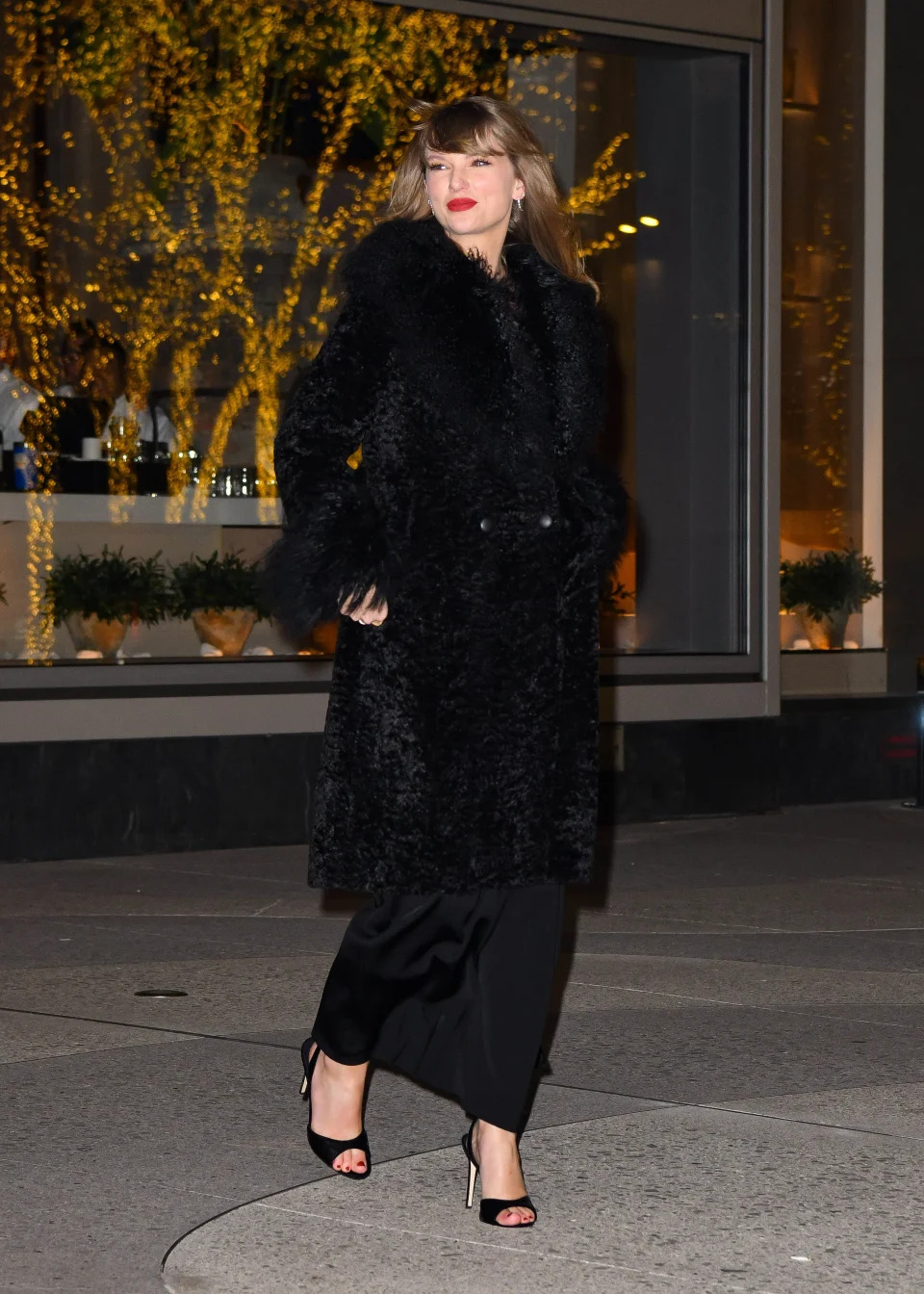 NEW YORK, NEW YORK - DECEMBER 06: Taylor Swift leaves the "Poor Things" premiere after party at Avra Rockefeller Center on December 06, 2023 in New York City. (Photo by James Devaney/GC Images)