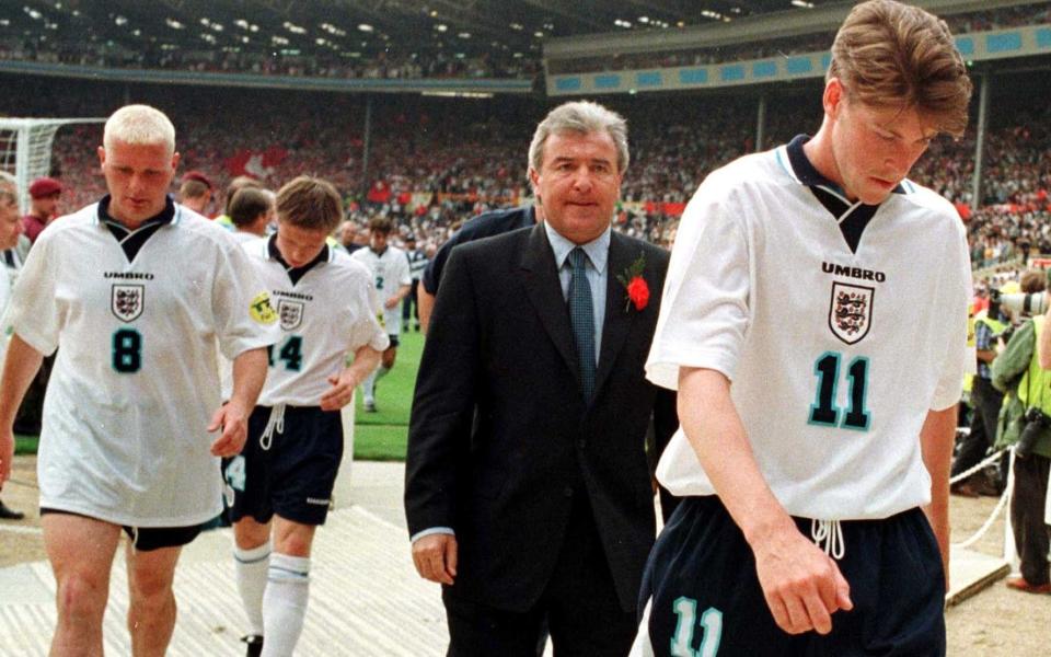 A dejected England manager Terry Venables leaves the pitch with his players Darren Anterton (R) and Paul Gascoigne (L) following their 1-1 draw with Switzerland at Wembley Stadium June 8. The game was the opening match of the Euro '96 tournament. kl/Photo by Ian Waldie REUTERS