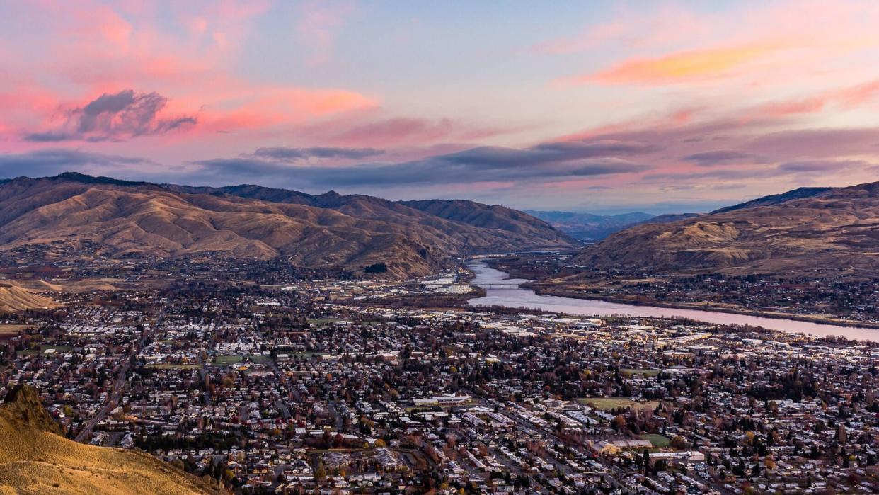 November sunrise over the Wenatchee Valley looking north from Saddle Rock.