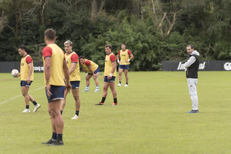 Santiago Gómez Cora, el cerebro de este presente esplendoroso de Pumas 7s, requiere información clara, precisa, de los preparadores físicos para tomar sus decisiones.