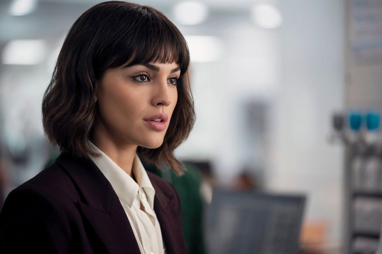 eiza gonzalez as auggie, 3 body problem