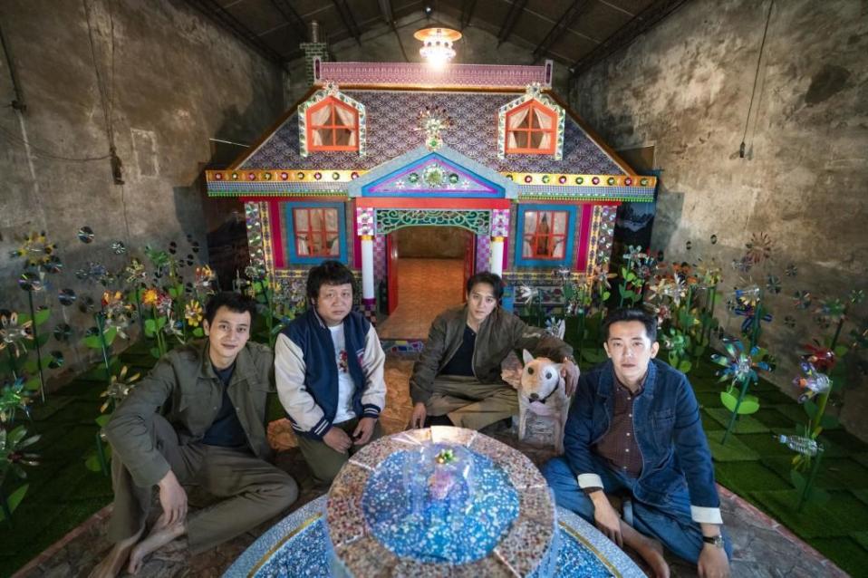劉冠廷（左1）特別提到，他很喜歡片中4人坐在他紮的紙紮屋裡玩牌的戲，很像幼稚園時在自己建立的角落小王國裡和同伴玩的感覺。（甲上娛樂提供）