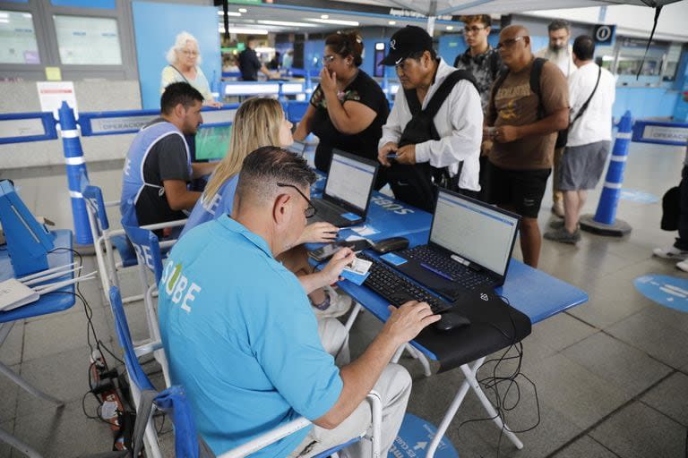 El Gobierno implementará una tarifa del doble en transporte público para quienes no nominalicen sus tarjetas SUBE a partir de abril, lo que genera largas colas para registrarlas