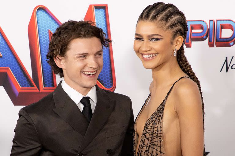 Muy juntos: Tom Holland y Zendaya posaron para los paparazzi en la premiere de Spider-Man: sin camino a casa