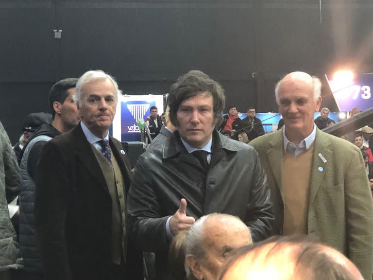 Javier Milei, con Manuel Olarra, vicepresidente de la Asociación Argentina de Angus, y Alfonso Bustillo, presidente de la entidad ganadera