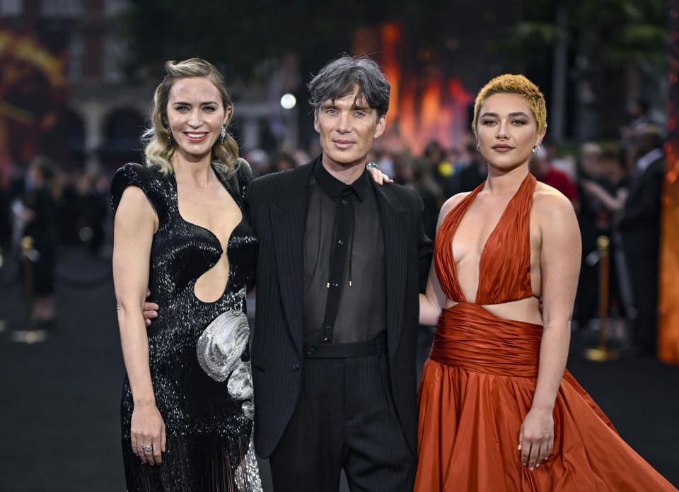 LONDRES, INGLATERRA - 13 DE JULIO: (L-R) Emily Blunt, Cillian Murphy y Florence Pugh asisten al estreno británico de 