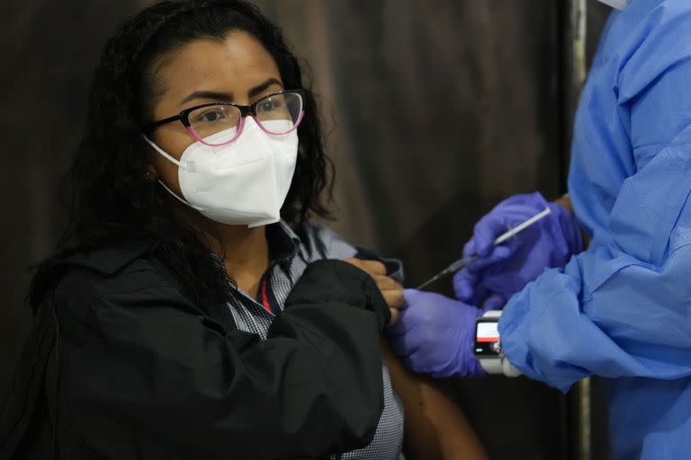 Kiara Morales, de 31 años, recibe una inyección de la vacuna AstraZeneca para el COVID-19 en un centro comercial en las afueras de la ciudad de Panamá