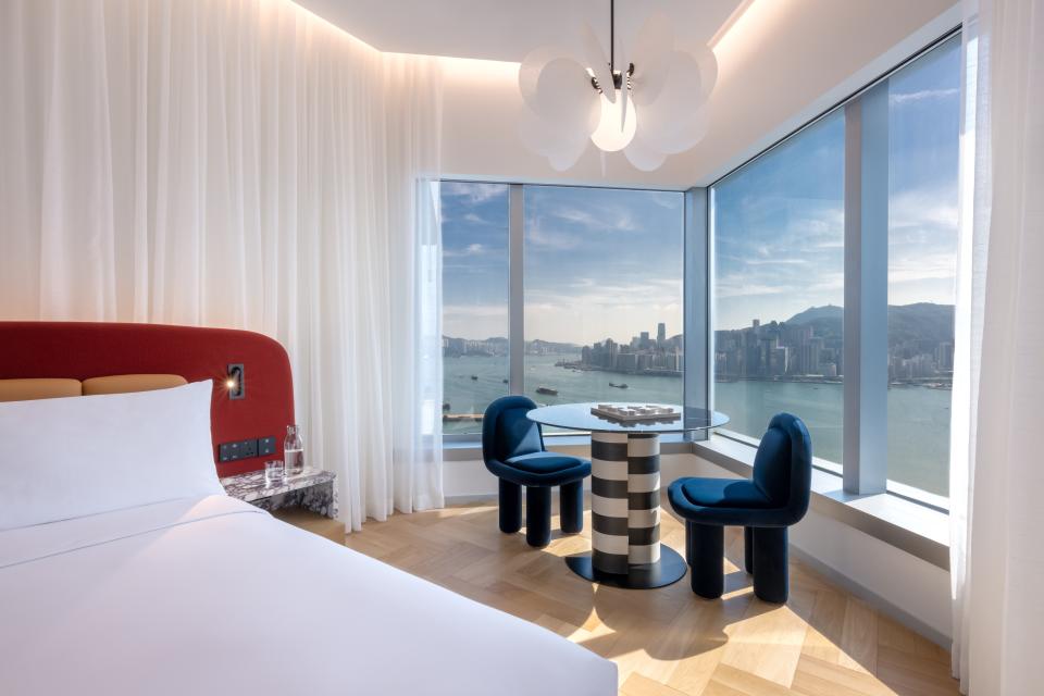 入住五星酒店「Mondrian Hong Kong 」，坐擁維多利亞港風光。