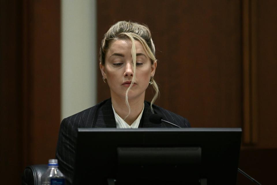 Amber Heard en el estrado durante un intenso contrainterrogatorio en el juicio (EPA)