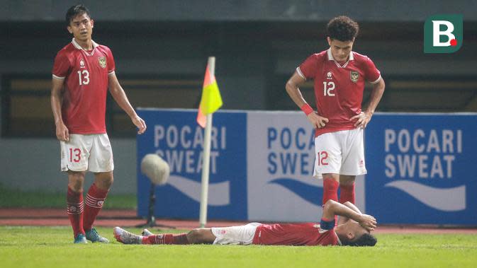 <p>Marselino Ferdinan tergeletak sambil mengeram kesakitan di dekat tepi lapangan setelah berusaha melakukan back-heel saat Timnas Indonesia U-19 melawan Thailand di laga lanjutan Grup A Piala AFF U-19 2022. (Bola.com/Bagaskara Lazuardi)</p>