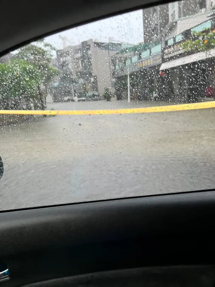 台南多處出現積水和淹水情況。翻攝自「我住台南安南區」臉書