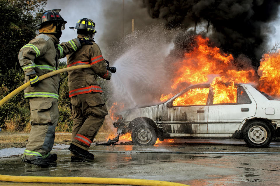 火燒車意外頻傳，把握脫困重點快速逃生，是保命的重要關鍵。（示意圖／Getty Images）