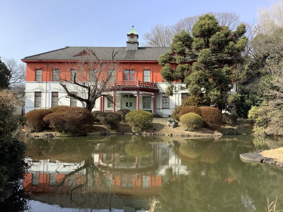 小石川植物園以梅林聞名，這裡是東京大學植物園，池邊建物前身是東京醫學校，是小說及電影「外科室」的舞台   圖:劉黎兒攝影