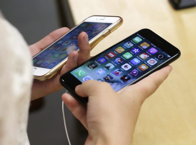 <i>[Lisa Gao, from Chicago, compares a new jet black iPhone 7, right, with her iPhone 6 at the Apple Store on Michigan Avenue, Friday, Sept. 16, 2016, in Chicago. (AP Photo/Kiichiro Sato)]</i>