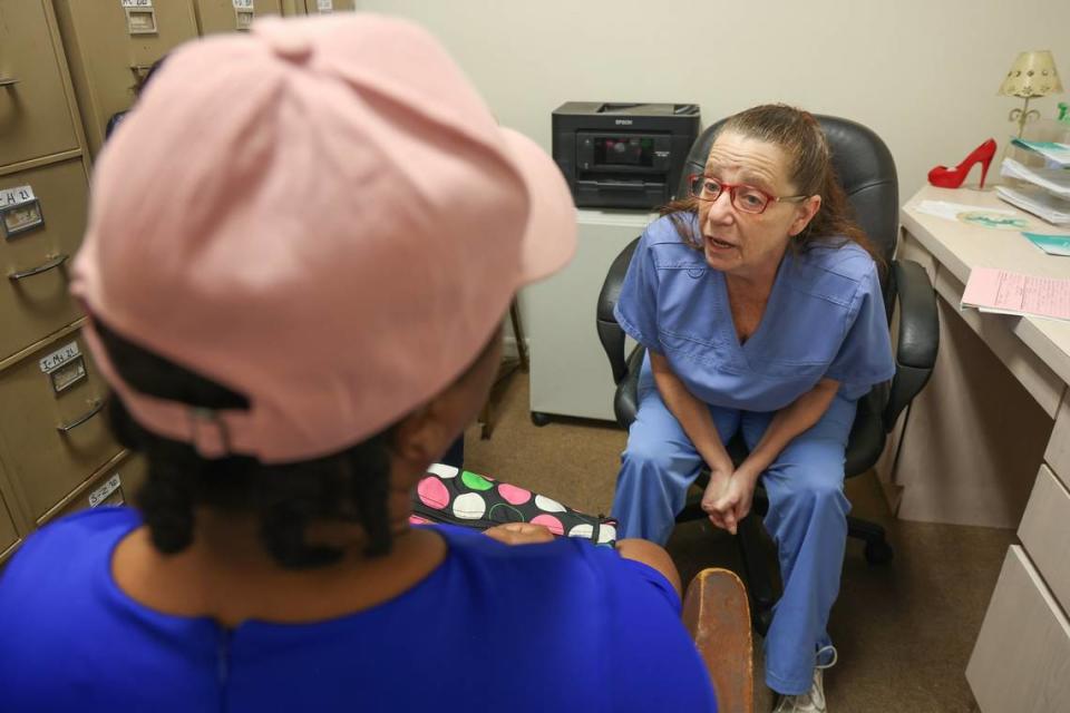 Sherri Loss, a la derecha, una enfermera práctica licenciada que salió de la jubilación durante la pandemia para trabajar en el East Cypress Women's Center, tiene una sesión de consulta con un paciente durante una ajetreada mañana en la clínica, el lunes 24 de abril de 2023.