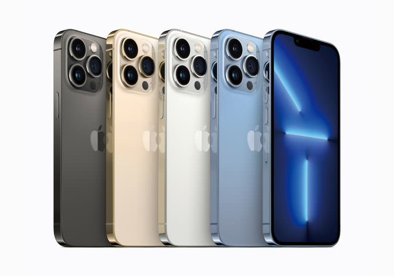 iPhone 13 Pro和iPhone 13 Pro Max推出石墨色、金色、銀色和全新的天峰藍色四色。Apple提供