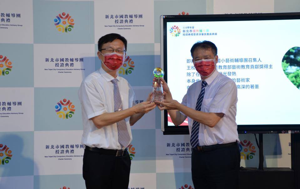 教育局長張明文(左)表揚資深優良團員-民安國小王健旺校長